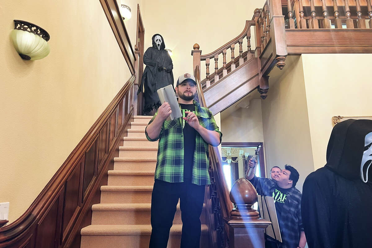 Dan Petrali habla con los turistas en la casa "Scream" en Tomales el 18 de marzo de 2023.