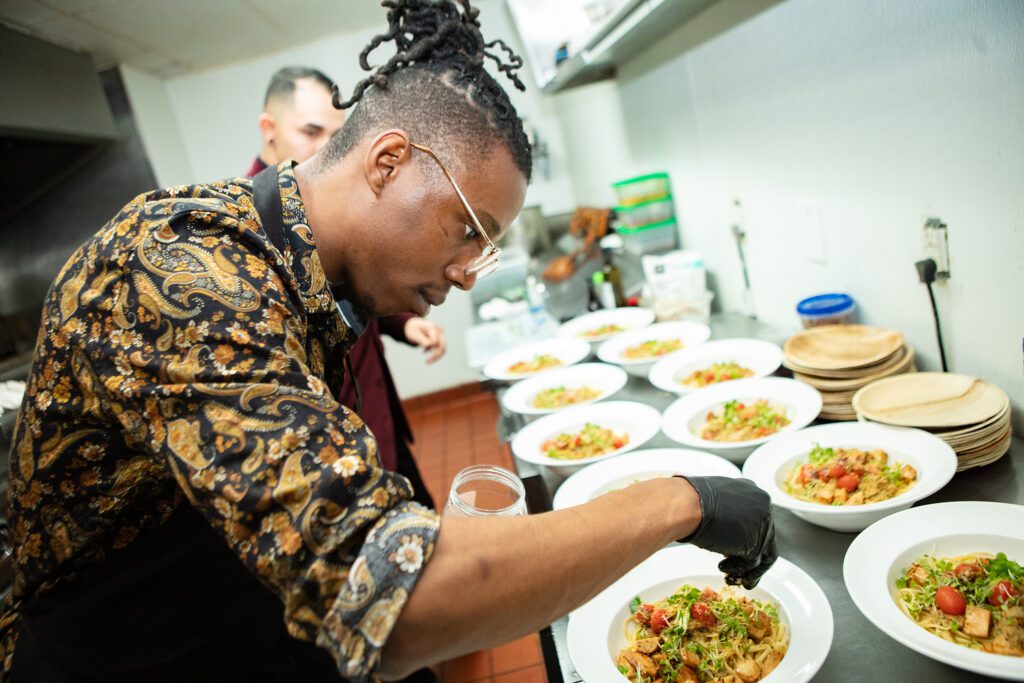 Este chef campeón de ‘Chopped’ lucha por tu derecho a comer hierba
