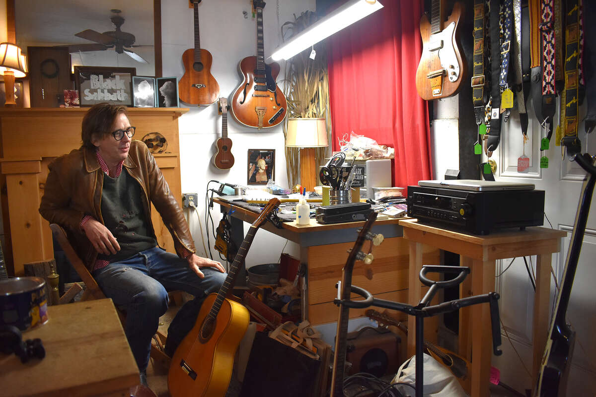 Reuben Cox considera la naturaleza analógica de su trabajo en Old Style Guitar Shop en Los Ángeles. 