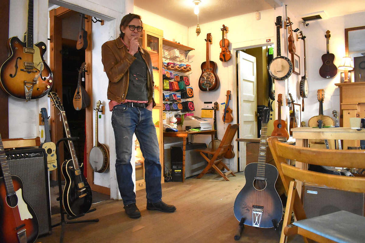 El fabricante de guitarras Reuben Cox habla sobre las inspiraciones detrás de sus creaciones personalizadas en Old Style Guitar Shop en Los Ángeles. 