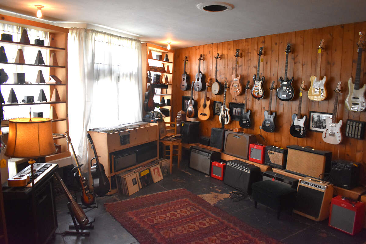 Guitarras hechas a la medida cuelgan de las paredes esperando a un nuevo propietario en Old Style Guitar Shop en Los Ángeles. 