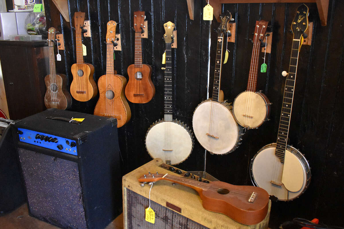 Instrumentos antiguos y amplificadores se alinean en las paredes de Old Style Guitar Shop en Los Ángeles. 
