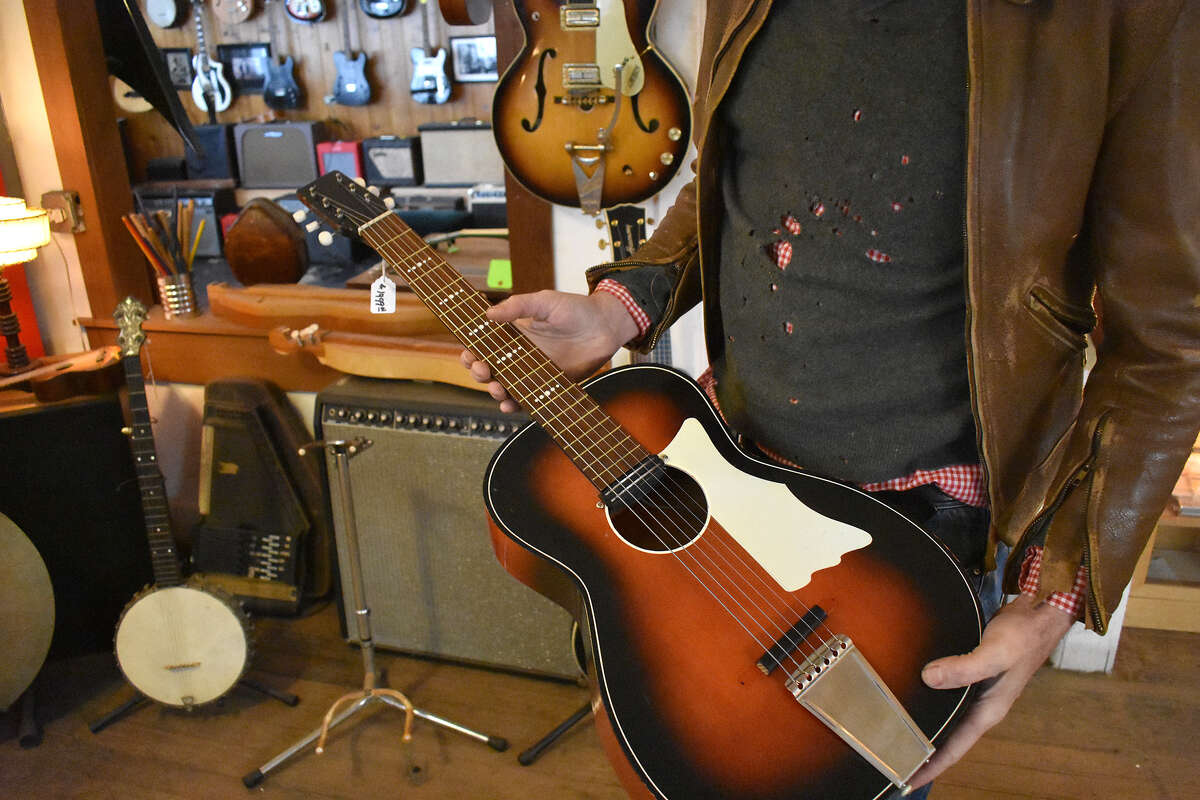 El fabricante de guitarras Reuben Cox muestra una guitarra que restauró a medida en su tienda de Los Ángeles. 