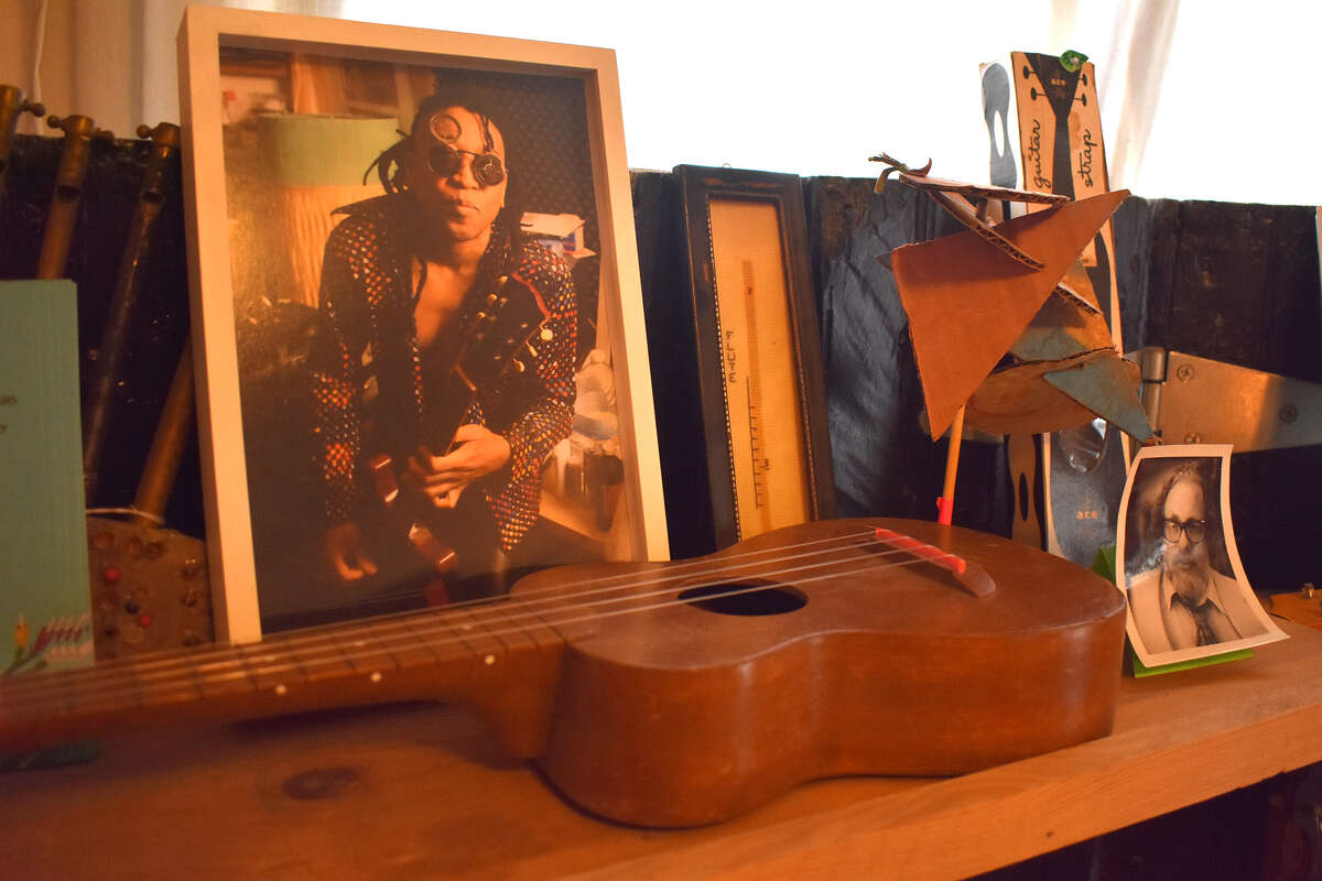 Algunos de los tesoros que se encuentran en exhibición en Old Style Guitar Shop en el vecindario Silver Lake de Los Ángeles.