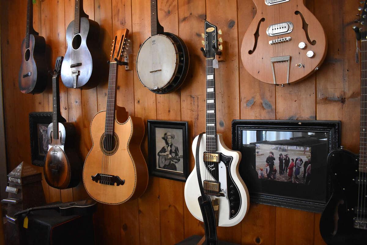 Guitarras e incluso un viejo banjo esperan ser arrancados de la pared de Old Style Guitar Shop en Los Ángeles. 