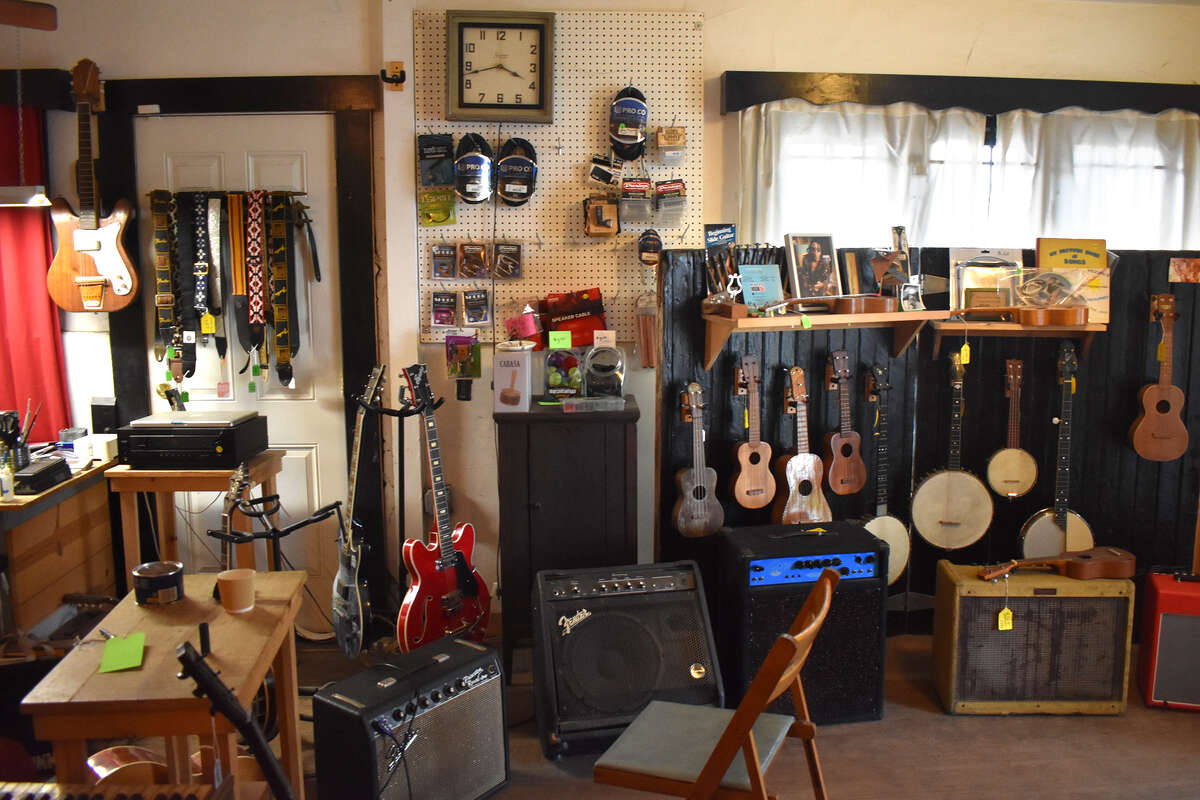 Músicos profesionales, productores y aquellos que recién comienzan se encuentran a menudo reunidos entre las creaciones personalizadas de Old Style Guitar Shop en Los Ángeles. 