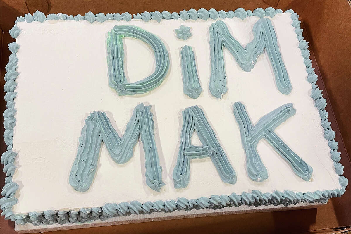 Dim Mak es el nombre del sello discográfico del artista nominado al Grammy Steve Aoki. Pidió a la panadería de San Francisco Thorough Bread and Pastry que uno de sus pasteles de cumpleaños tuviera eso escrito.
