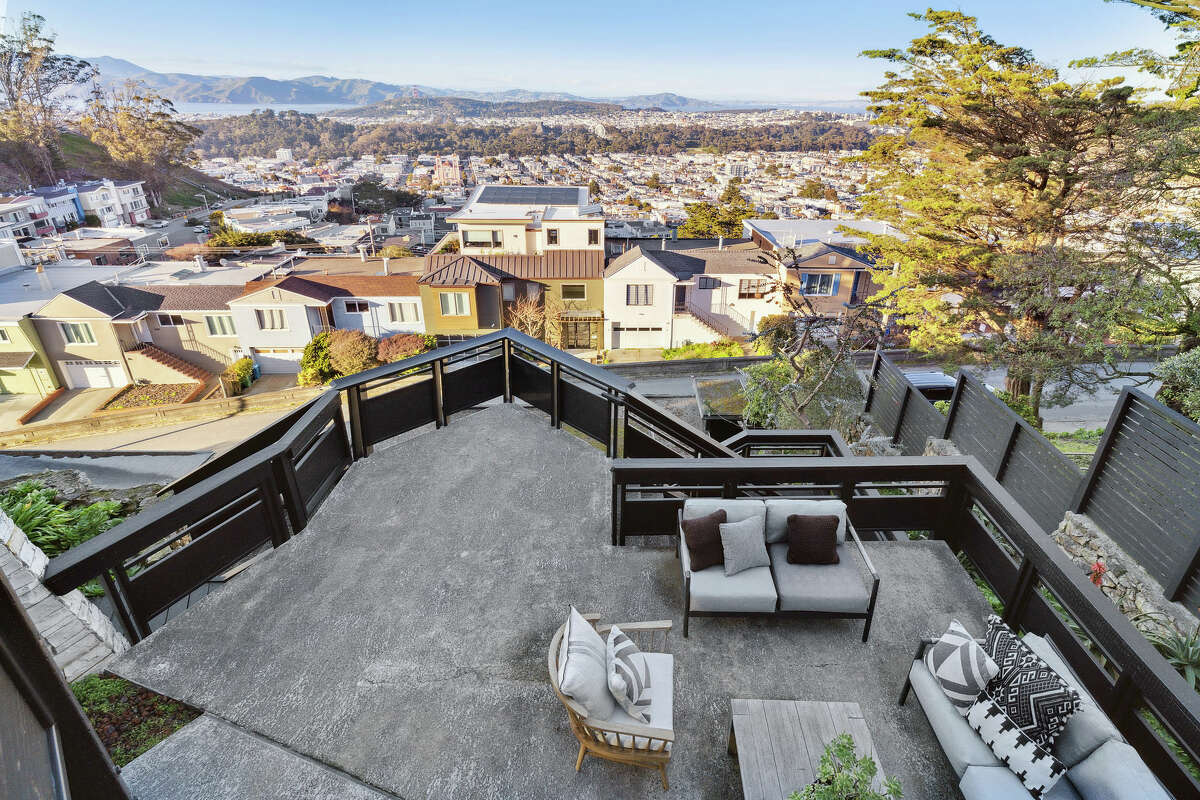 A la venta por primera vez desde que se construyó a la medida en 1952, esta casa de San Francisco sin habitaciones cuadradas o rectangulares ha llegado al mercado.