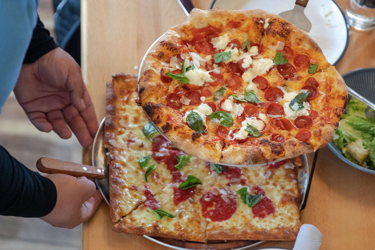 Arriba, la pizza de pepperoni al estilo de Nueva York, y abajo, la pizza Marge, al estilo de la abuela, con mozzarella, salsa, albahaca y Parmigiano-Reggiano rallado, se sirven en Pizzeria da Laura en Berkeley, California, el 23 de marzo de 2023. .
