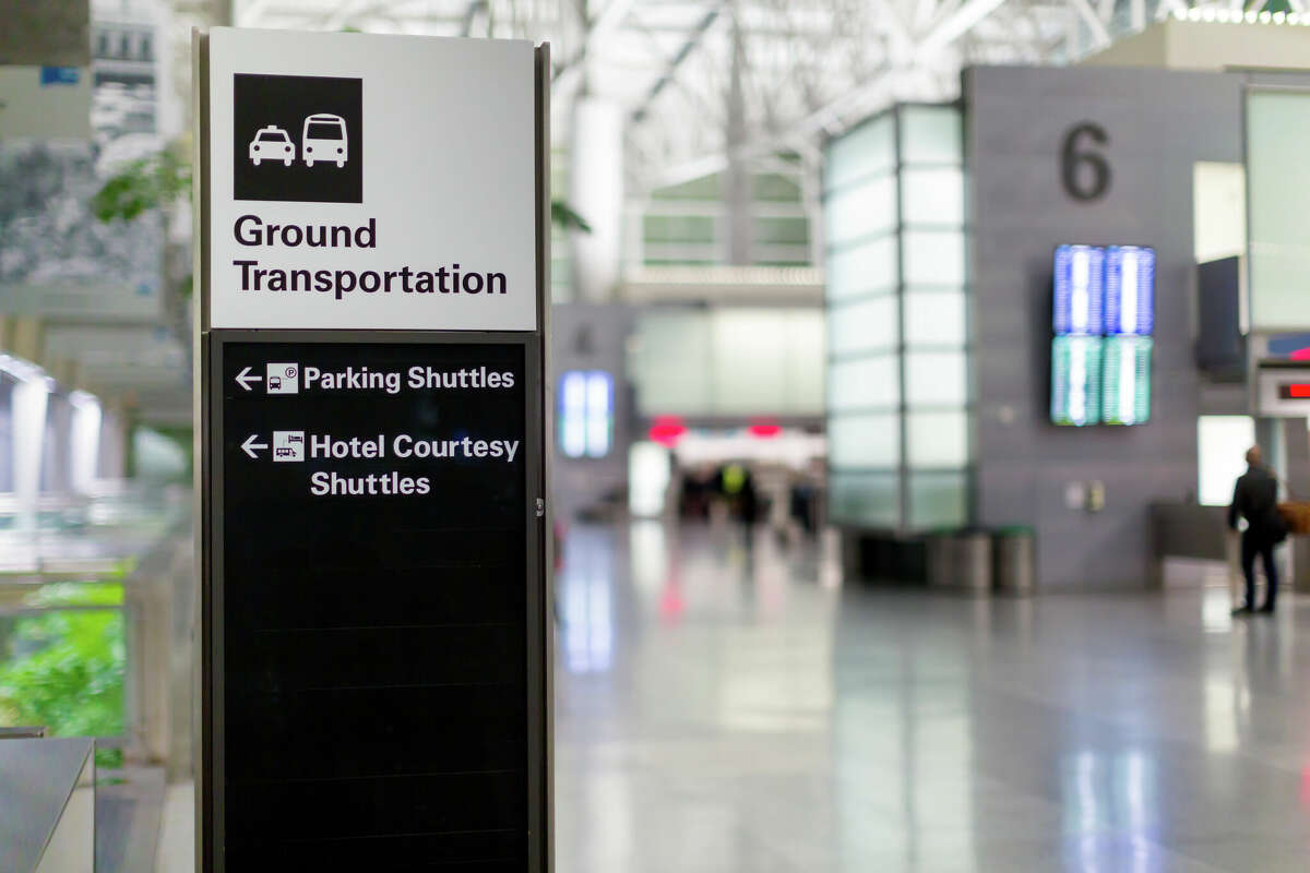 Un cartel que dirige a los visitantes y llegadas al transporte terrestre en SFO, Aeropuerto Internacional de San Francisco.