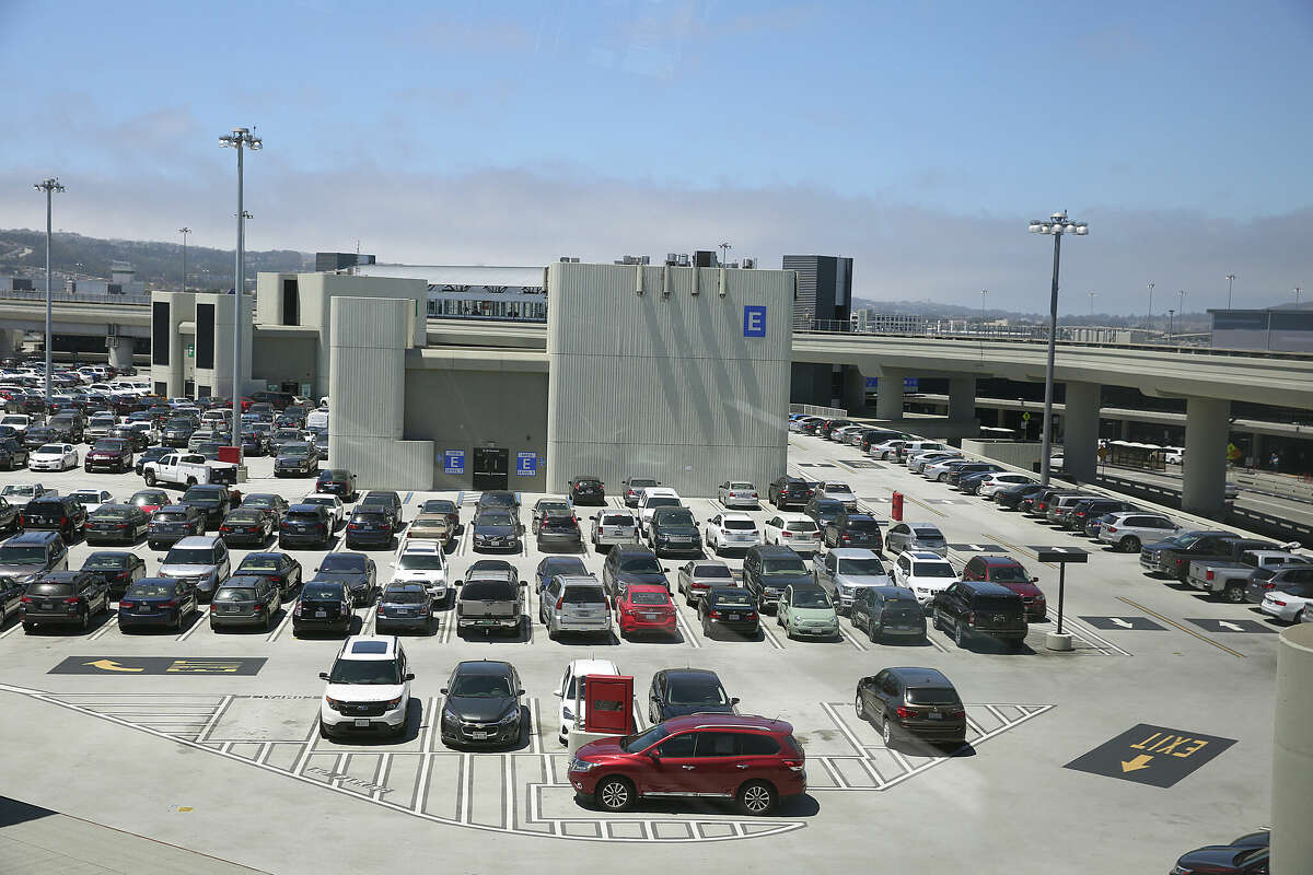 Un estacionamiento en el Aeropuerto Internacional de San Francisco en San Francisco, California.