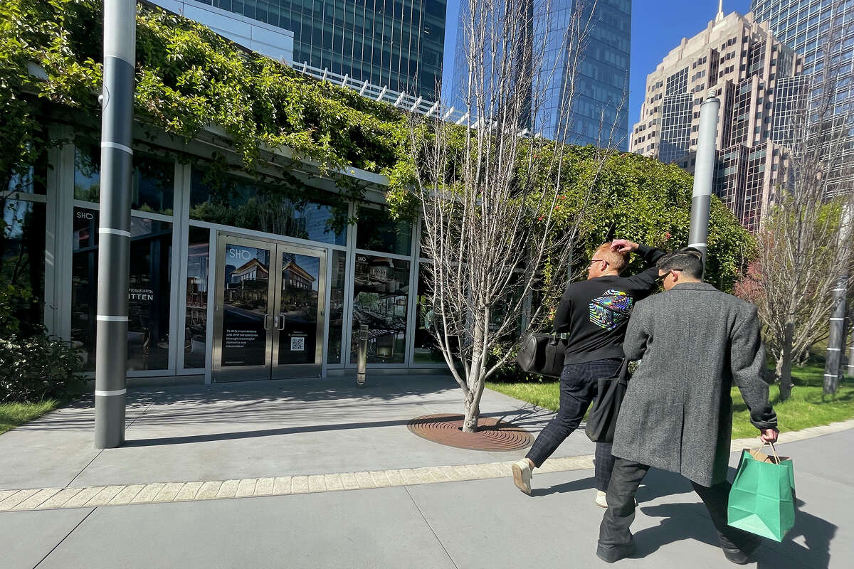 Los peatones pasan por el sitio previsto para el restaurante Sho en Salesforce Park, el jueves 16 de marzo de 2023. 