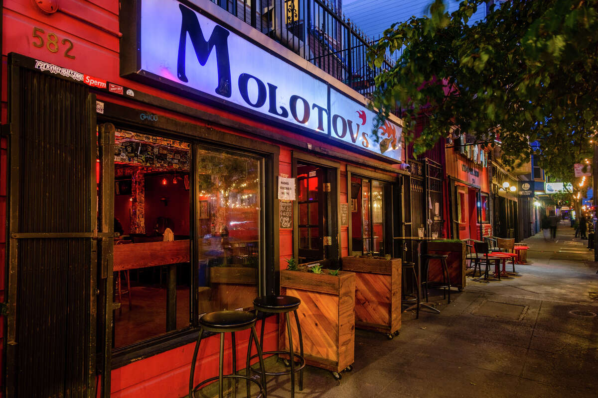 Puestos de Moltov en el lado norte de Haight Street entre Steiner y Fillmore en Lower Haight de San Francisco, California, 11 de mayo de 2022.