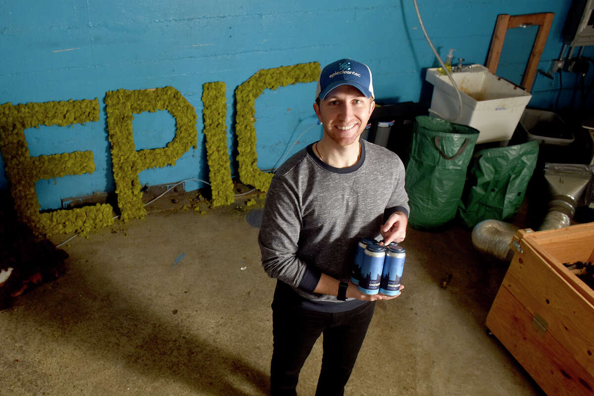 El cofundador y director ejecutivo de Epic Cleantec, Aaron Tartakovsky, en la foto con un paquete de cuatro cervezas que se elaboró ​​junto con Devil's Canyon Brewery con agua gris purificada. 