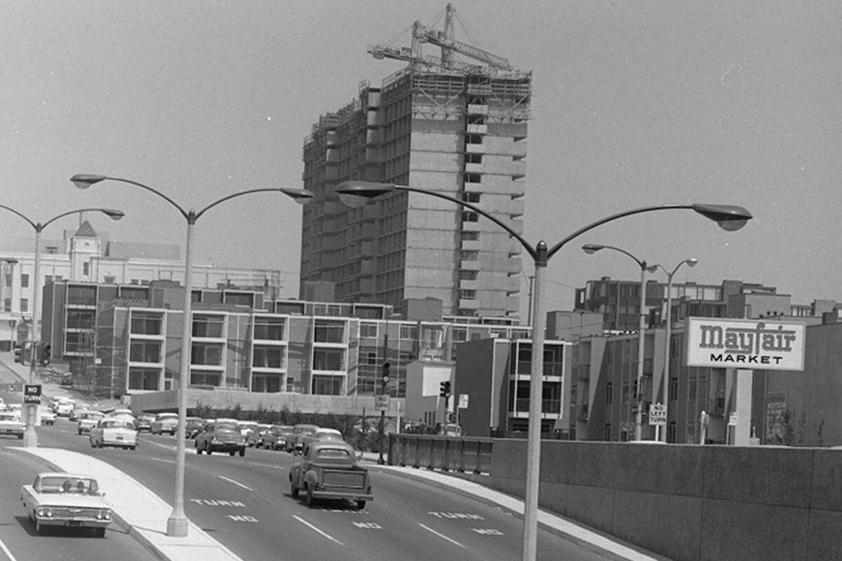 Vista hacia el este hacia el nuevo Geary Blvd y St. Francis Square 66 Cleary en construcción. Signo de Mayfair Market a la derecha. 1963