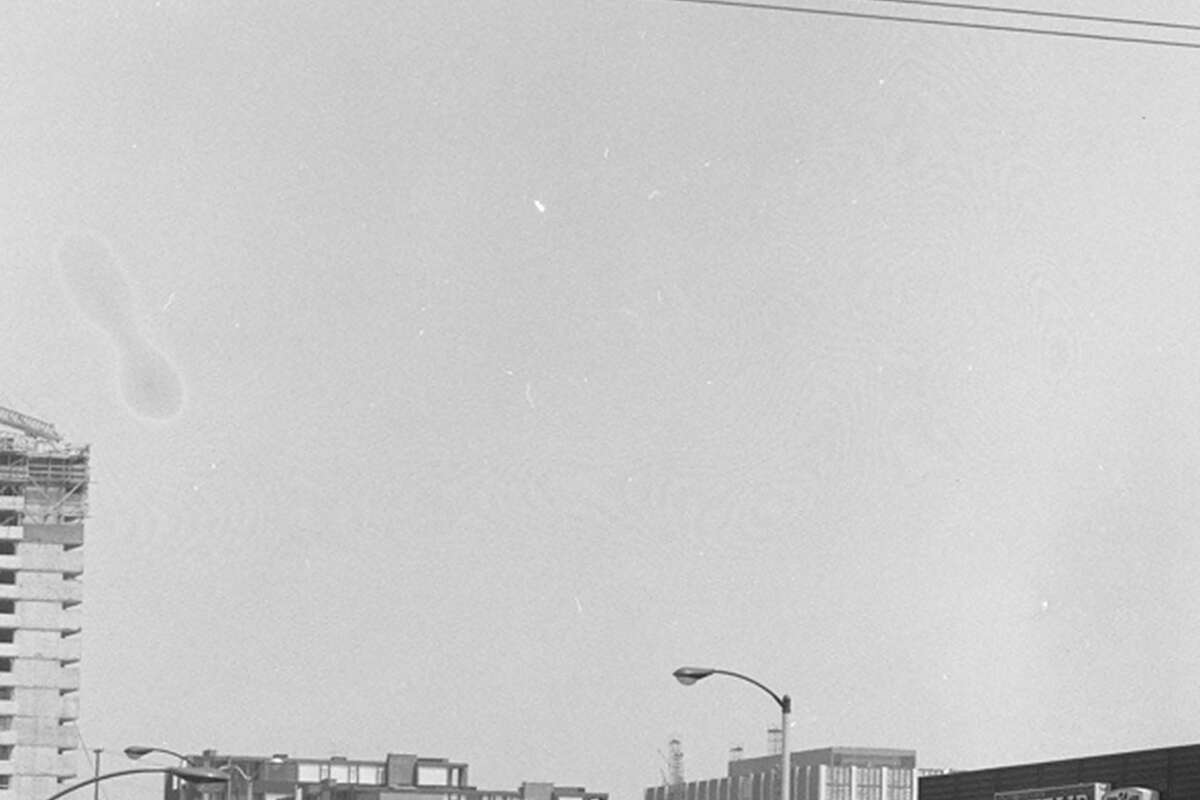 Vista hacia el este a través del paso elevado de Fillmore y St. Francis Square 66 Cleary en construcción. Mercado de Mayfair a la derecha. 1963
