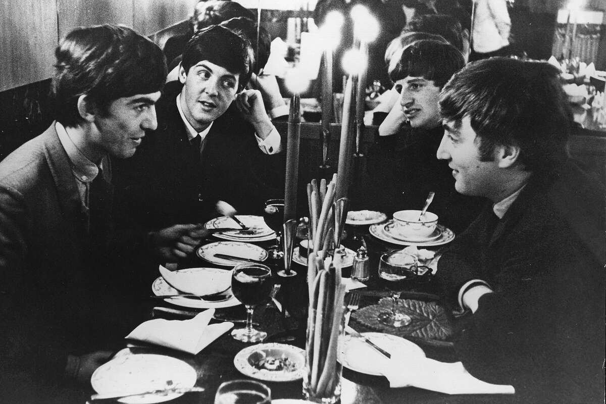 ARCHIVO: Los Beatles se reúnen en el Star Steak House de Londres, el 5 de octubre de 1963.