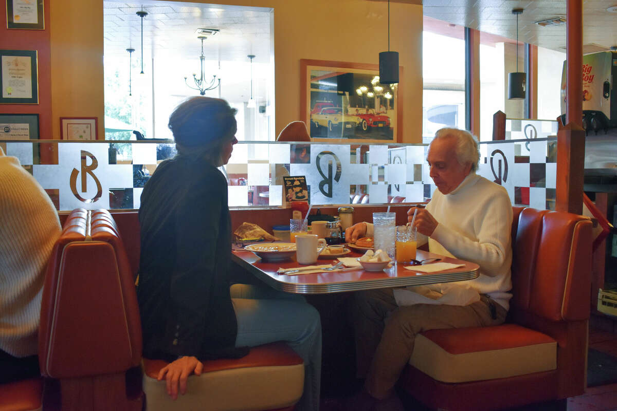 Barbara Sharp y Ted Lang disfrutan del desayuno y la conversación en Bob's Big Boy en Burbank, California. 