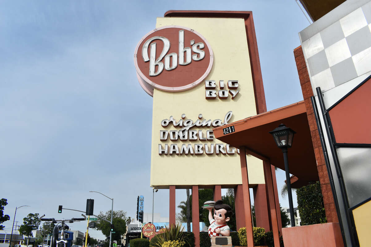 El letrero Bob's Big Boy, difícil de pasar por alto, ha atraído a automovilistas y transeúntes hambrientos al restaurante de Burbank, California, desde 1949. 