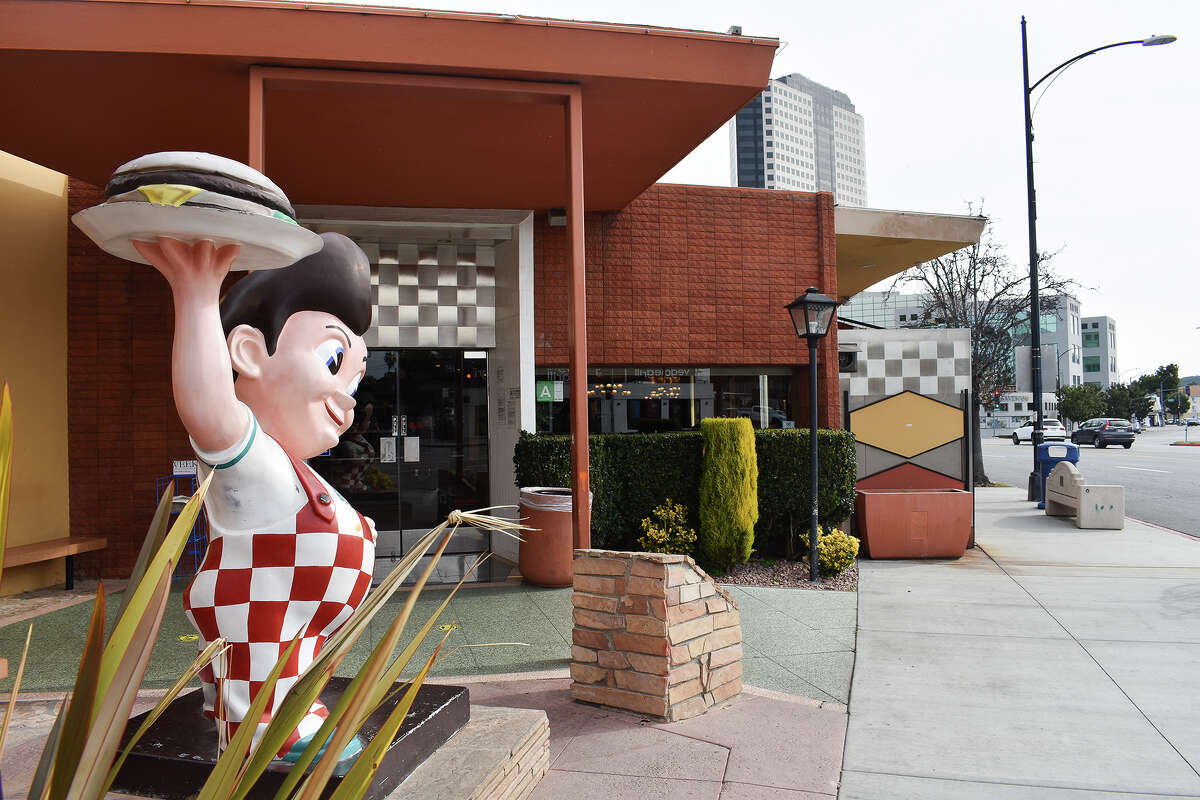 La icónica estatua de Big Boy atrae a los conductores al Bob's Big Boy en Burbank. 
