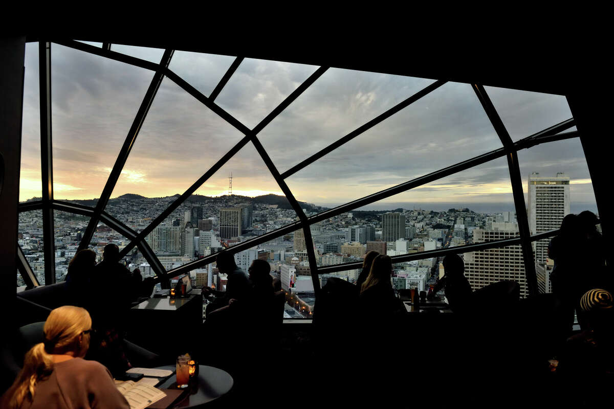 Marcar una mesa junto a la ventana en The View Lounge en el vecindario Union Square de San Francisco significa un lado de espectaculares panoramas de la ciudad con su cóctel.