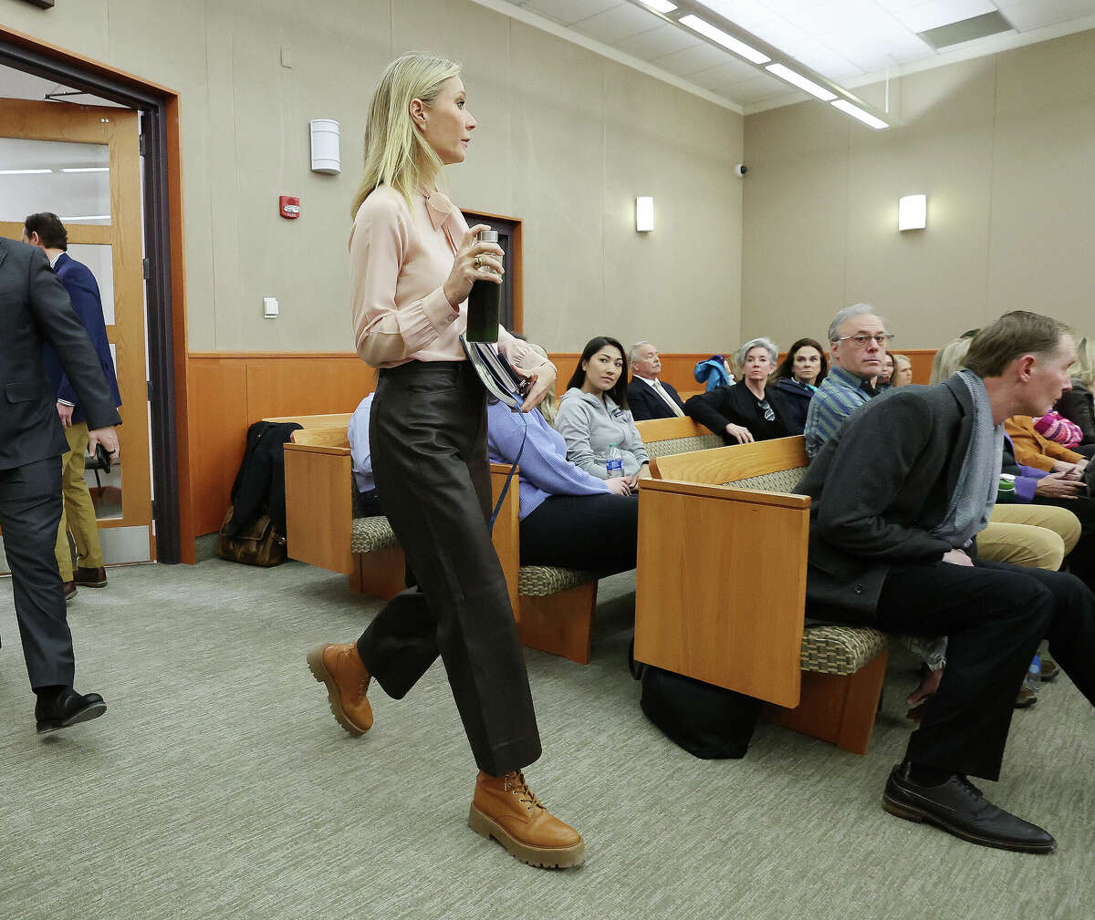 La actriz Gwyneth Paltrow ingresa a la corte durante su juicio civil en el Palacio de Justicia del Distrito de Park City el 28 de marzo de 2023, en Park City, Utah.