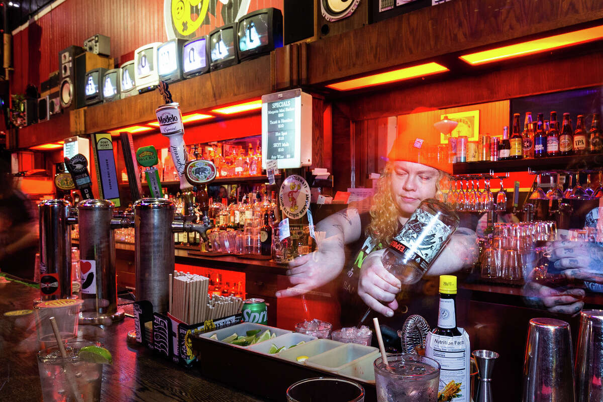 La gerente del bar, Chelsea Kenrick, se sirve dos veces mientras prepara otro cóctel en Kilowatt en el Distrito de la Misión de San Francisco la noche del viernes 10 de marzo de 2023.