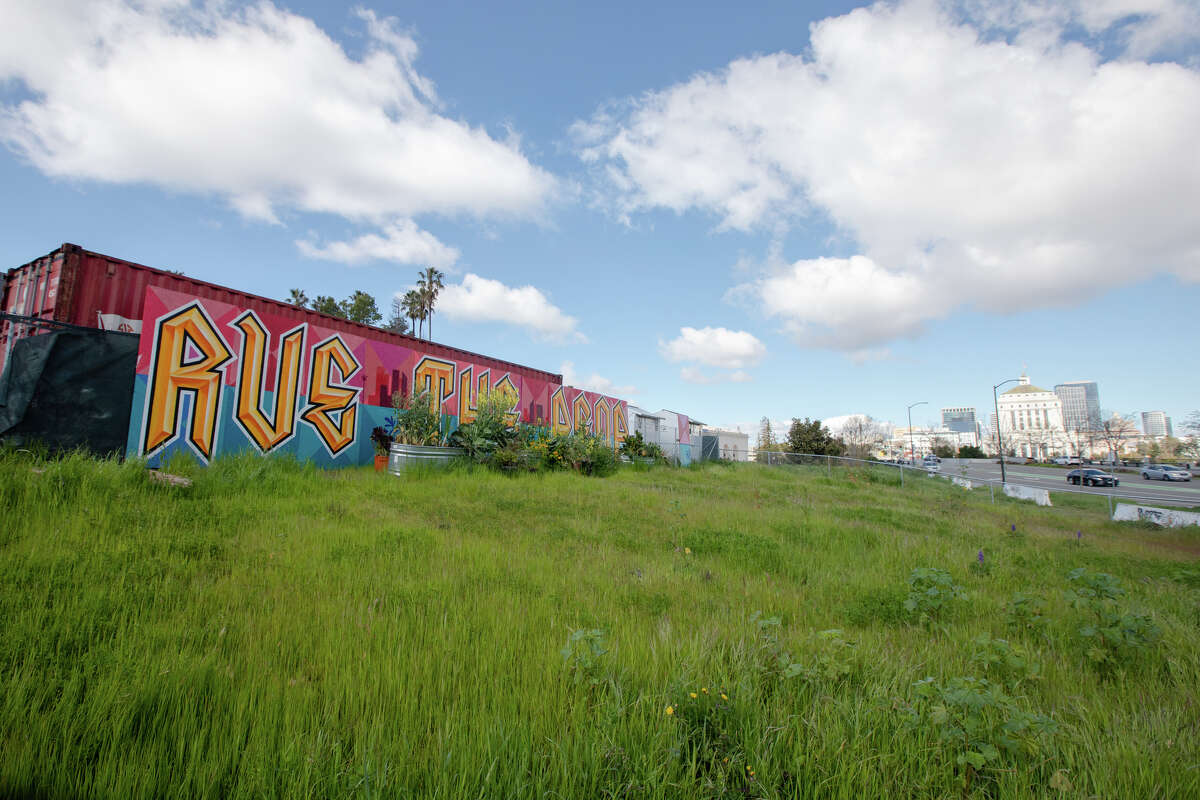 Un mural en el borde de la cerca de un grupo de refugios de casas diminutas para personas sin hogar en la esquina de E.12th Street cerca del lago Merritt en Oakland, California, el 30 de marzo de 2023.