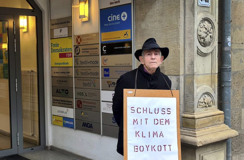  Activistas climáticos protestan contra las políticas de transporte alemanas