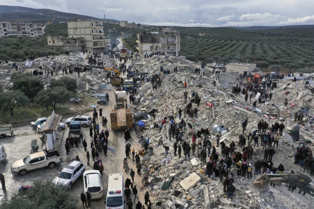 Análisis: Las esperanzas de reconstrucción de Siria se desvanecen al entrar la guerra en su 13º año