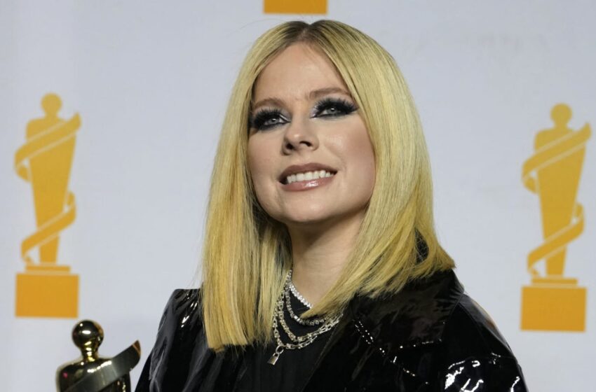 Avril Lavigne le dice a una manifestante en topless que se baje del escenario en los Juno Awards