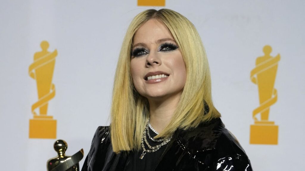Avril Lavigne le dice a una manifestante en topless que se baje del escenario en los Juno Awards