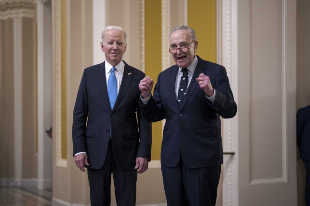 Biden reúne a los demócratas del Senado y respalda la medida republicana