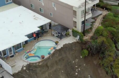California casa y la piscina se tambalean en el borde del acantilado después de deslizamiento de tierra