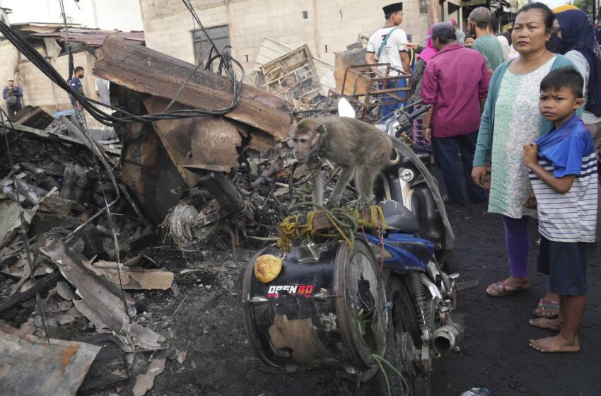  El incendio de un depósito de combustible en Indonesia causa 16 muertos y más de una docena de desaparecidos