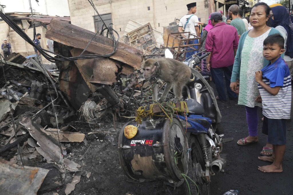El incendio de un depósito de combustible en Indonesia causa 16 muertos y más de una docena de desaparecidos