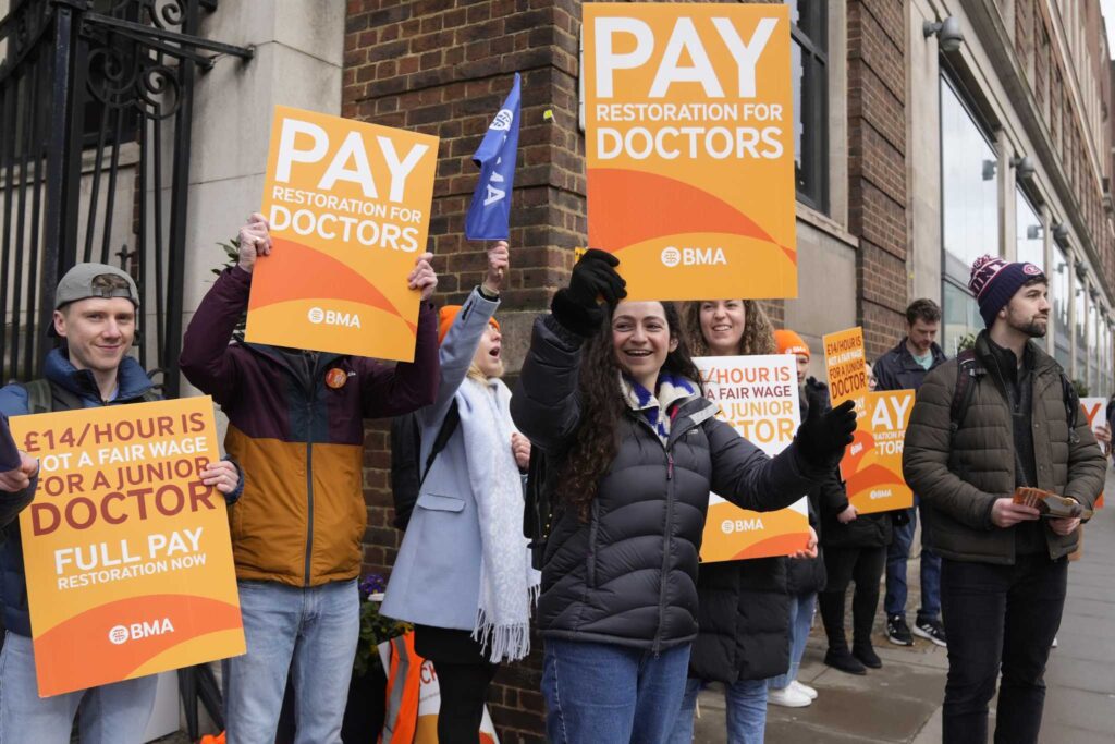 Enfermeros y paramédicos llegan a un acuerdo salarial para poner fin a las huelgas en Inglaterra