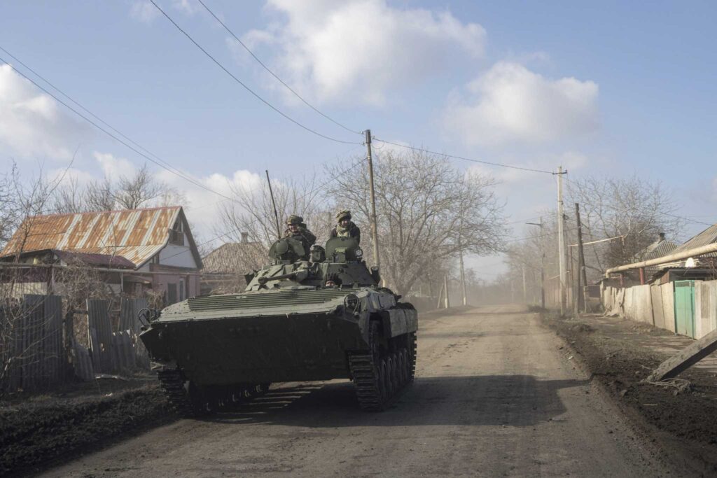 La población civil huye de la ciudad asediada ante la inminente retirada ucraniana