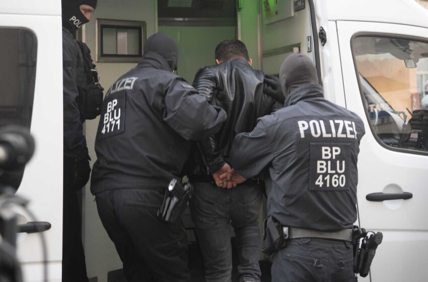  La policía alemana lleva a cabo redadas contra presuntos traficantes de personas