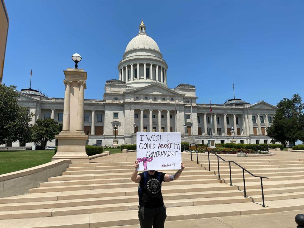 Los legisladores de Arkansas aprueban un monumento contra el aborto en el Capitolio