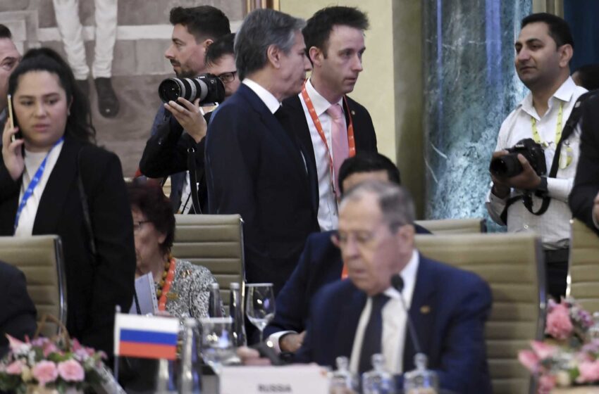  Los ministros de Exteriores de EE UU y Rusia hablan brevemente en el G-20 con las relaciones bajo mínimos