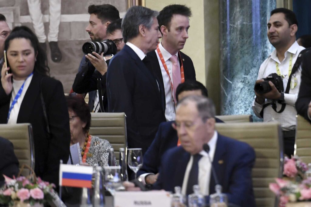 Los ministros de Exteriores de EE UU y Rusia hablan brevemente en el G-20 con las relaciones bajo mínimos