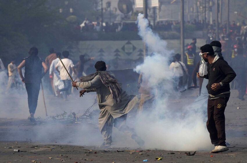  Más enfrentamientos en Pakistán mientras la policía intenta detener a Imran Khan