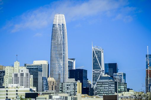  Salesforce continúa recortando espacio de oficinas con el subarrendamiento de una torre de seis pisos