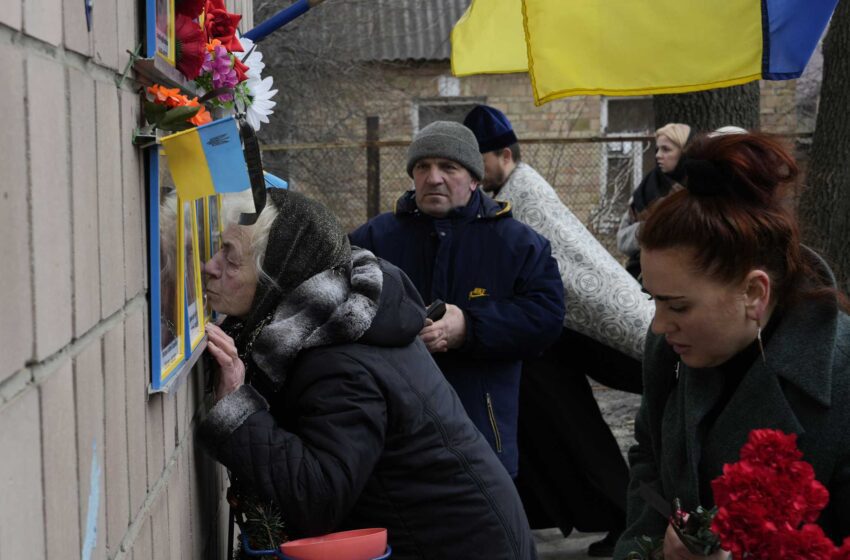  Ucrania: Los dolientes conmemoran a 8 hombres asesinados en Bucha