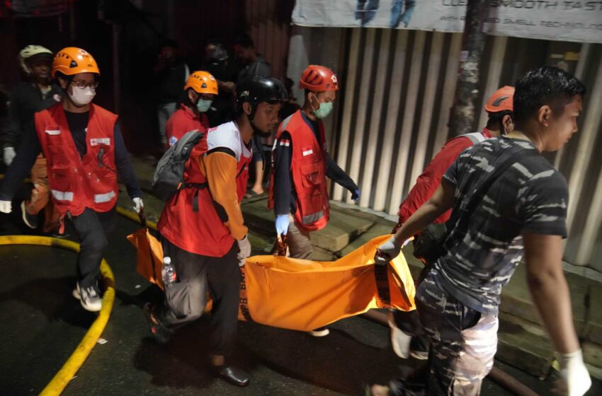  Un incendio en un depósito de petróleo indonesio causa 17 muertos y miles de evacuados