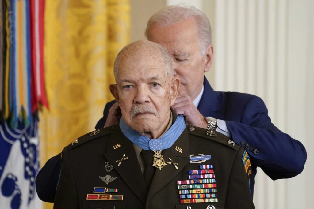 Un veterano negro de Vietnam recibe por fin la Medalla de Honor