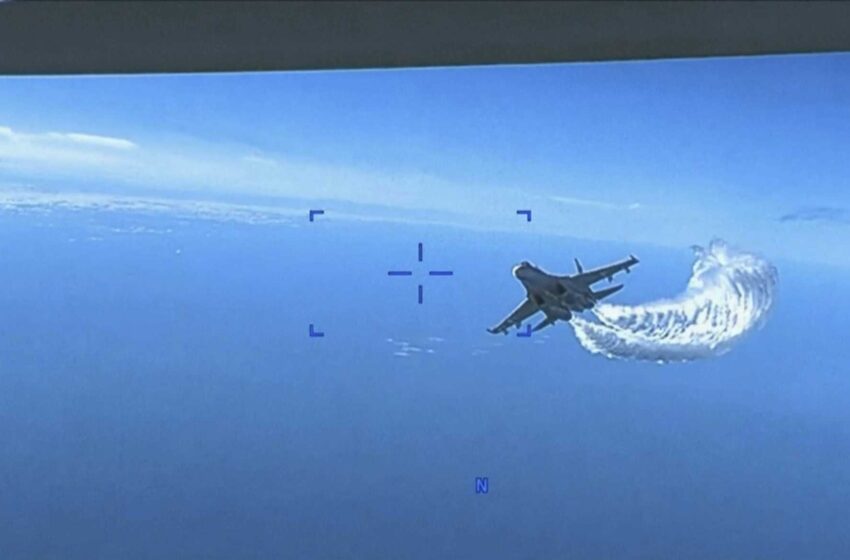  Un vídeo del Pentágono muestra un avión ruso arrojando combustible sobre un dron estadounidense