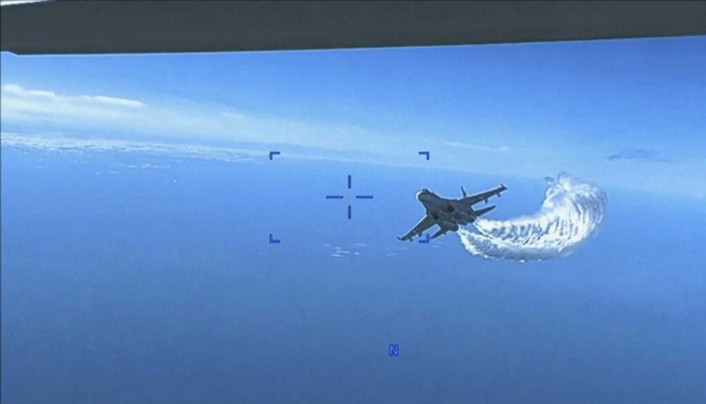 Un vídeo del Pentágono muestra un avión ruso arrojando combustible sobre un dron estadounidense