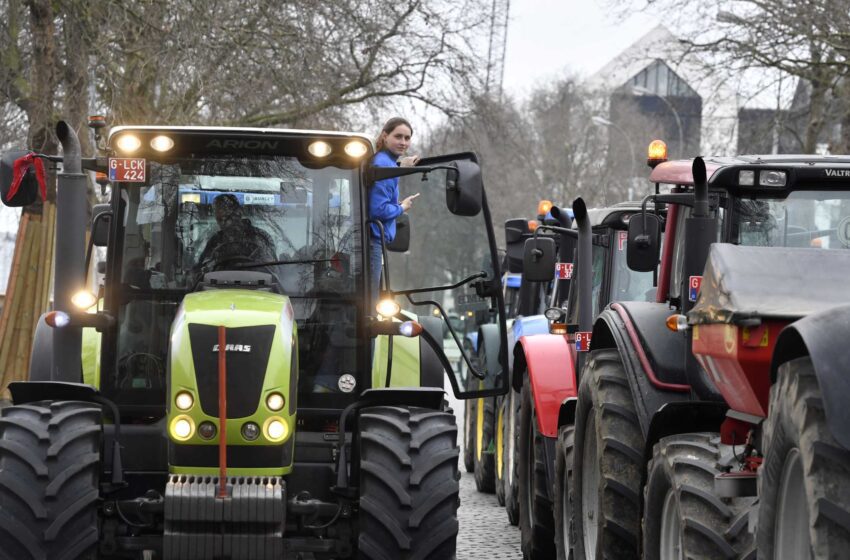  Una masiva protesta de agricultores interrumpe el tráfico en Bruselas